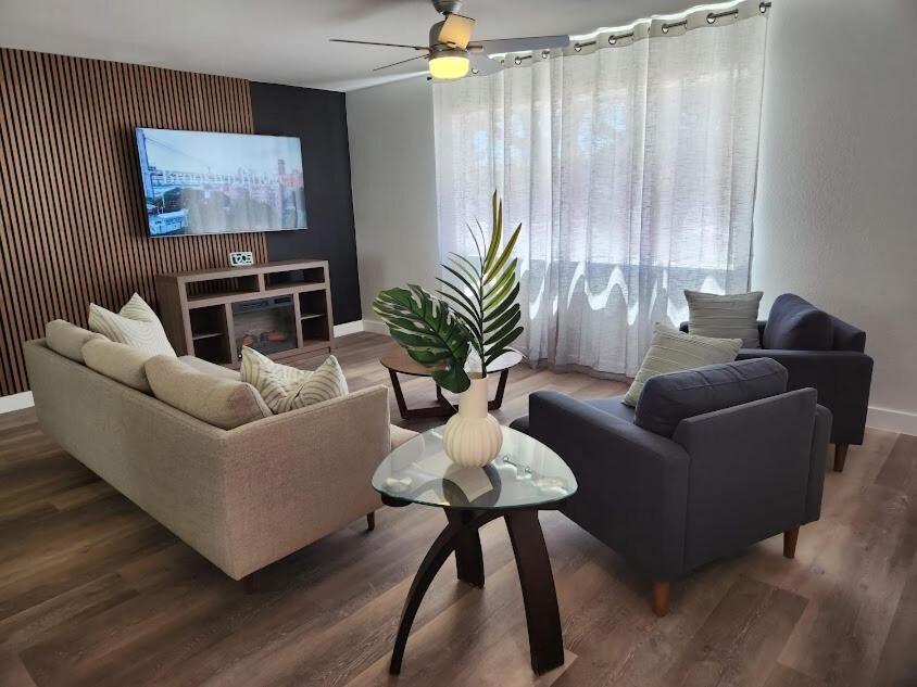 Сasa de vacaciones Stylish 4br Oasis - Luxe Backyard Bbq *